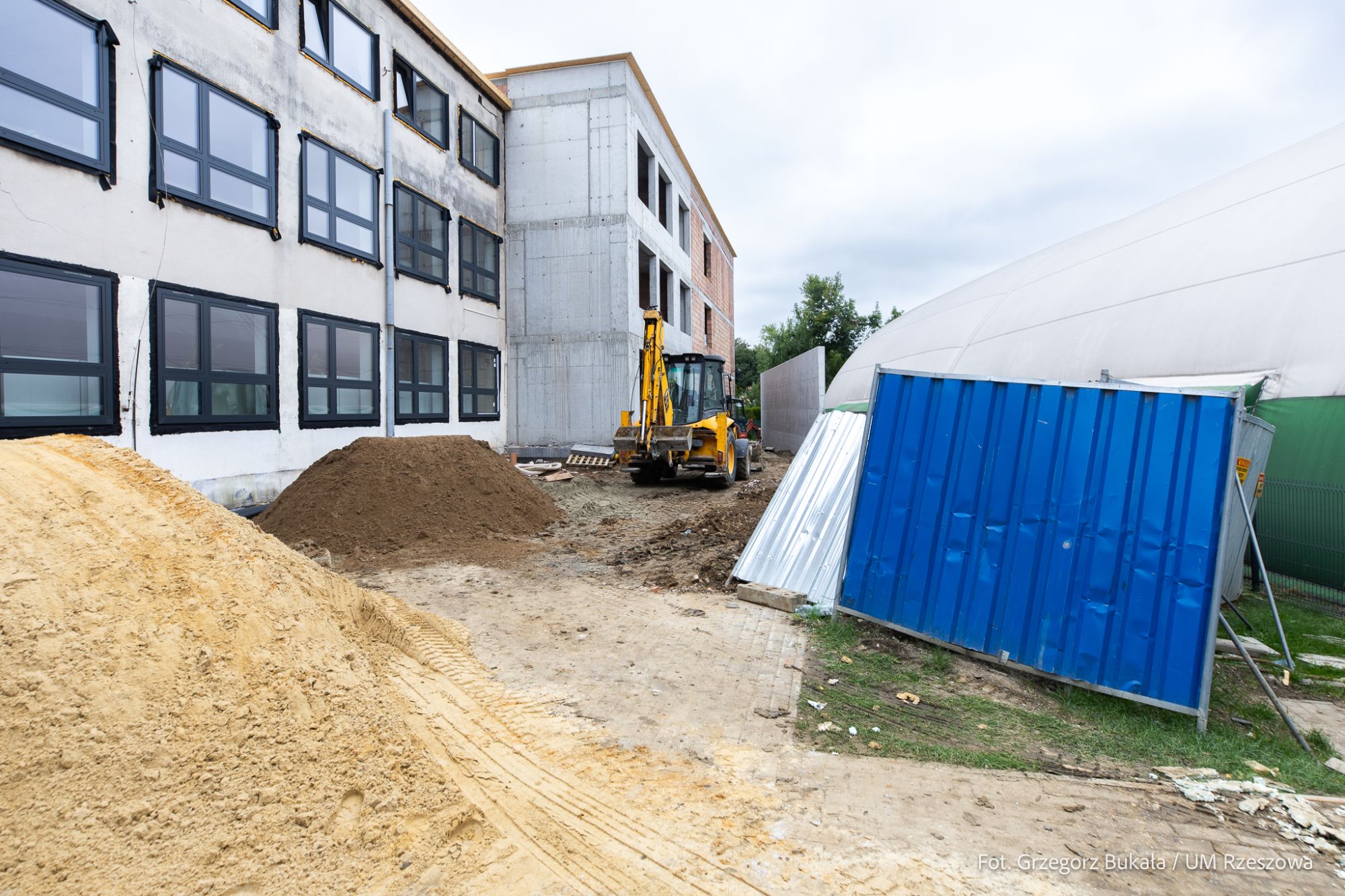 zdjęcie z terenu budowy rzeszowskiej szkoły Podstawowej nr 21 przy ul. Miodowej, fot. Grzegorz Bukała, Urząd Miasta Rzeszowa